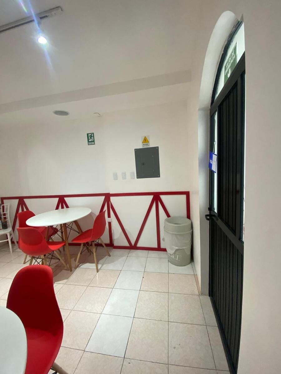 13 of 27: Área de mesas o usos múltiples