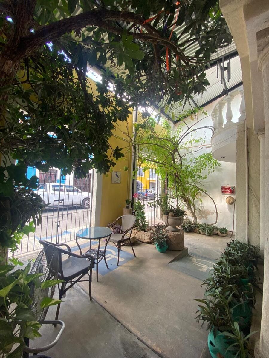 11 of 27: Terraza al frente de calle