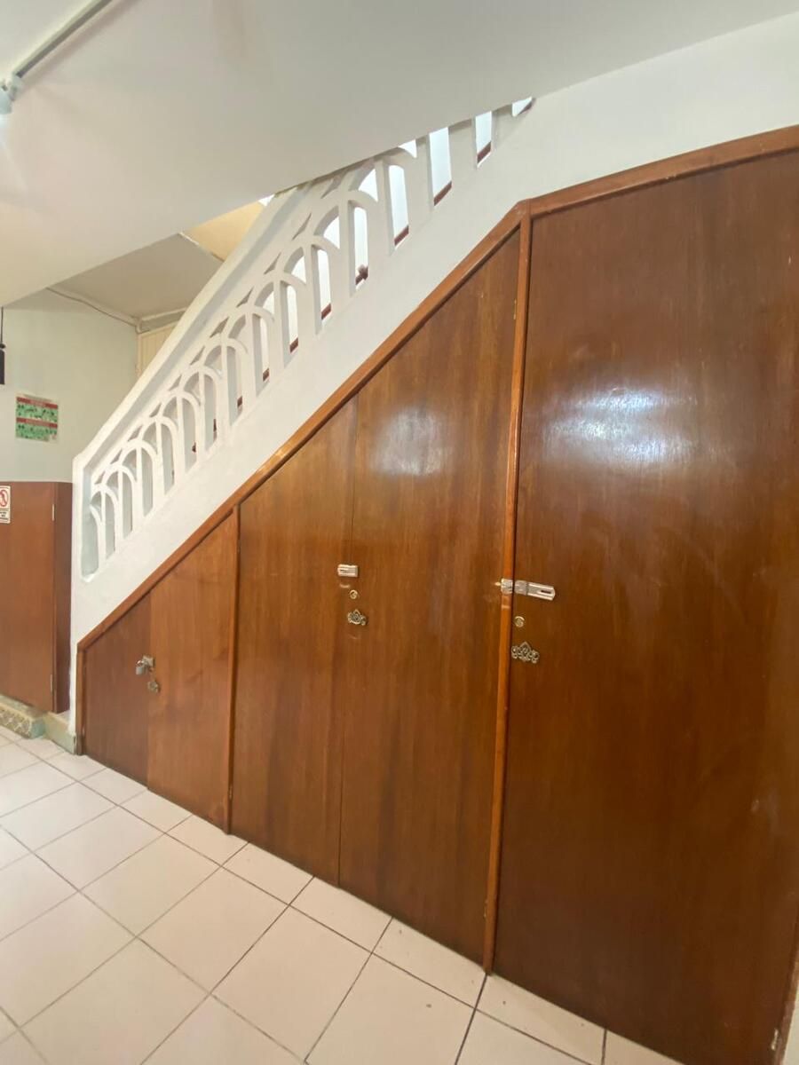 5 of 27: Área de almacén bajo escalera