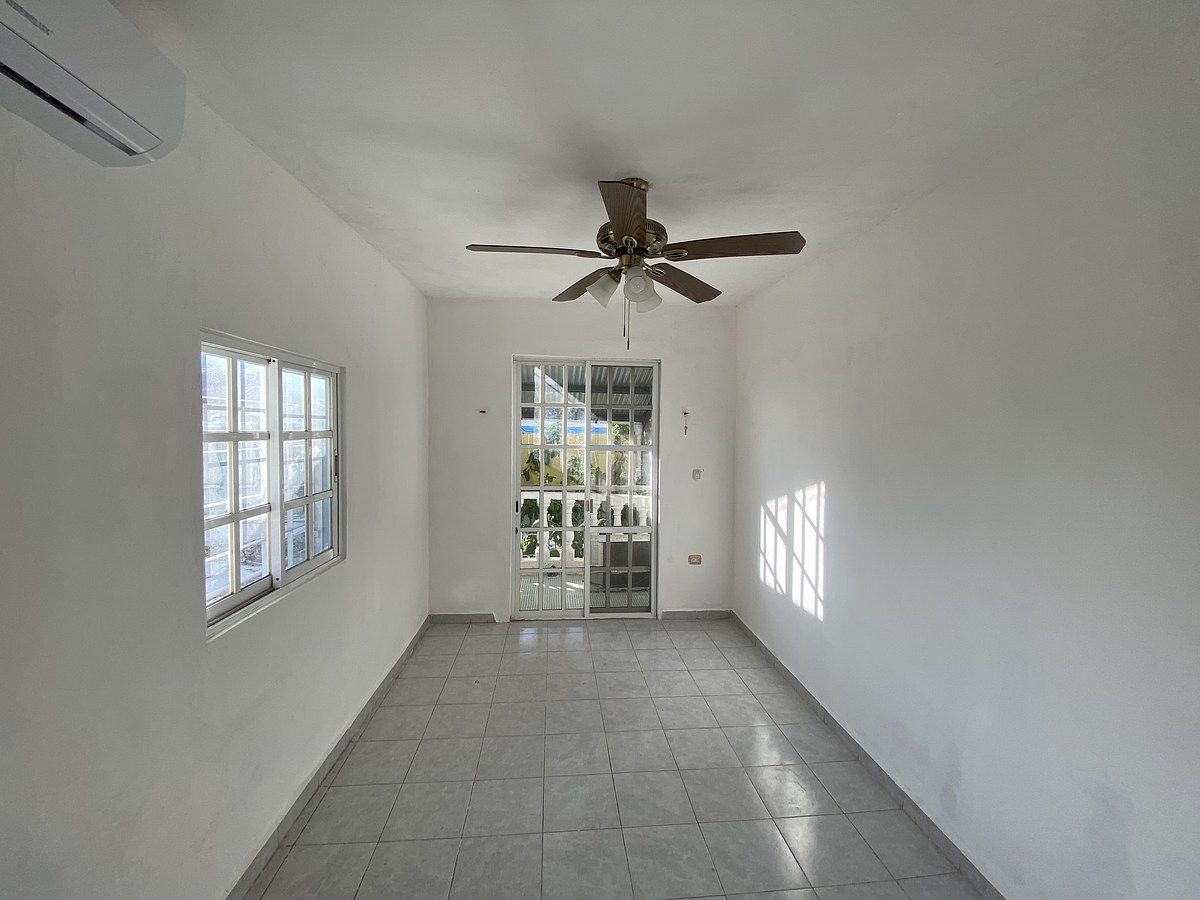 2 of 27: Habitación al frente con balcón