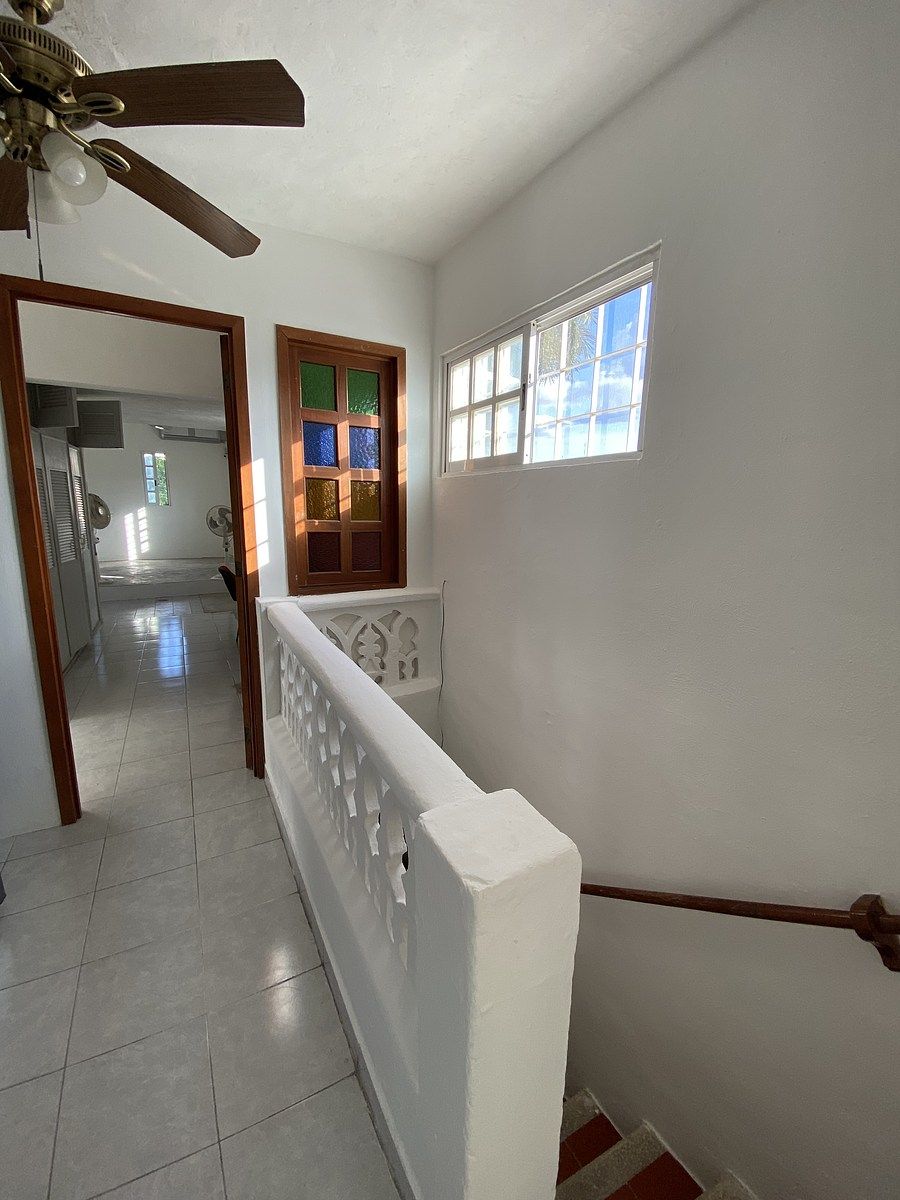 18 of 27: Escalera y distribuidor