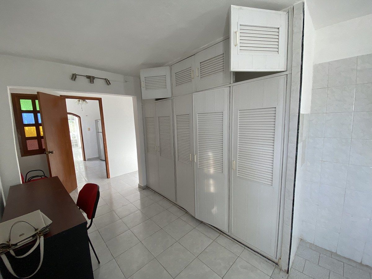 23 of 27: Área de vestidor en habitación de planta alta