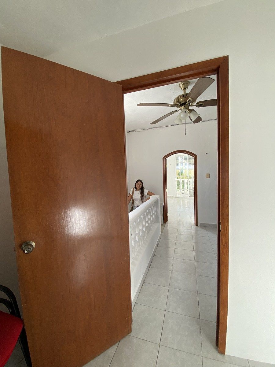 10 of 27: Pasillo distribución