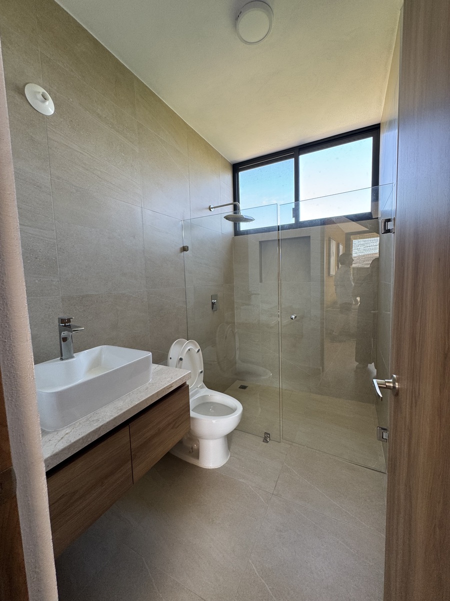 8 de 23: Baño secundario