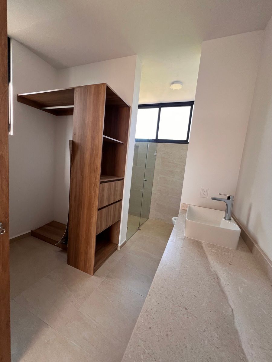 4 de 23: Walking clóset con baño