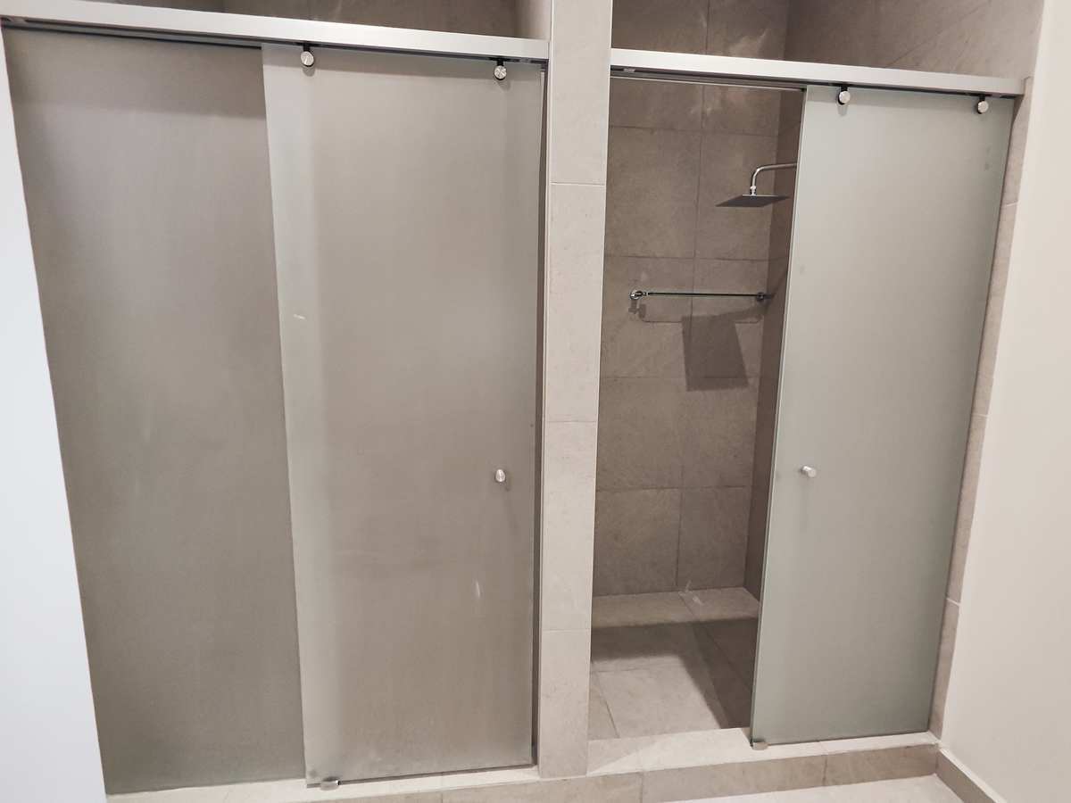 42 de 48: Amenidades / Baños con regaderas