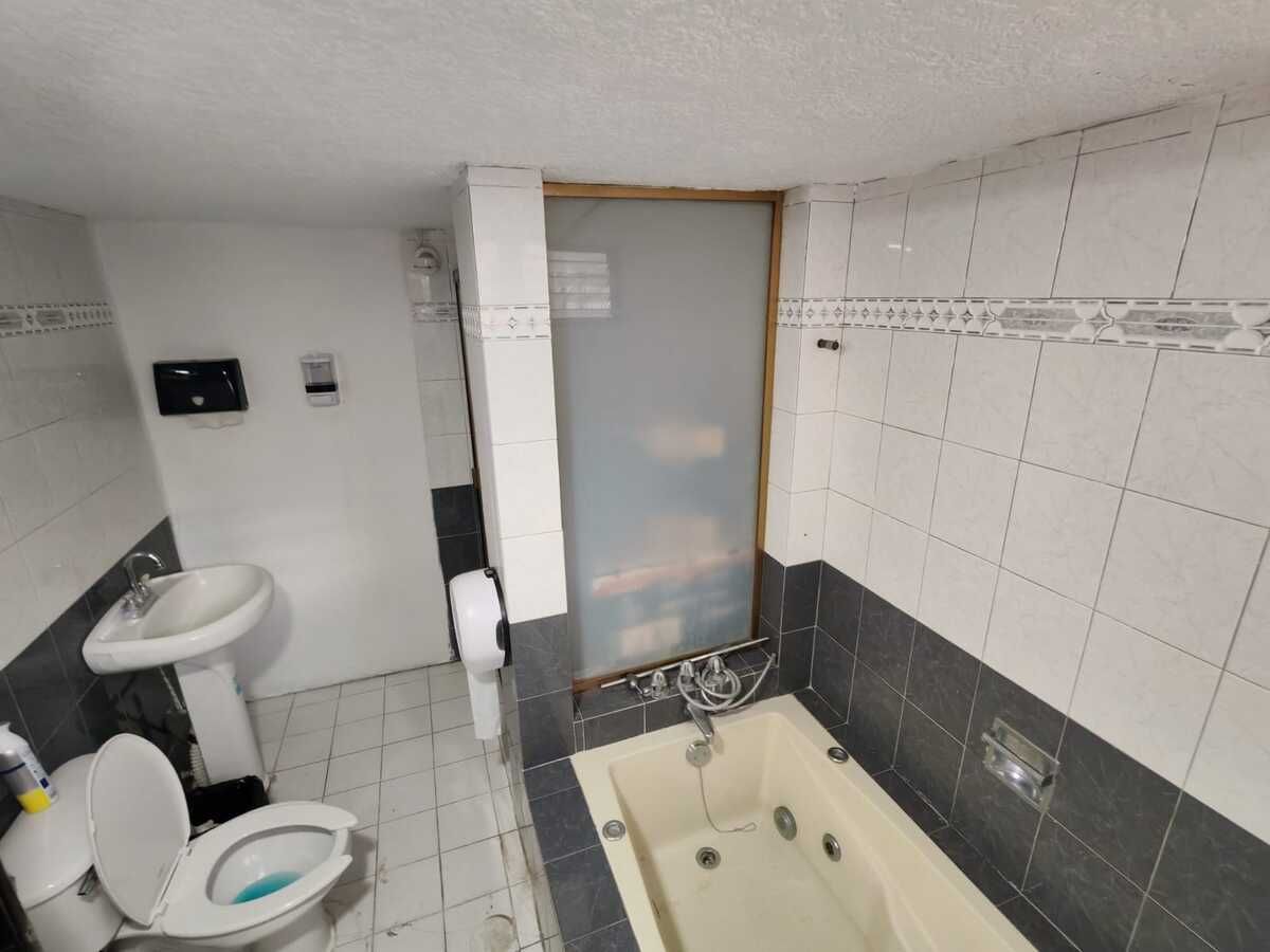 3 of 8: BAÑO PRIVADO