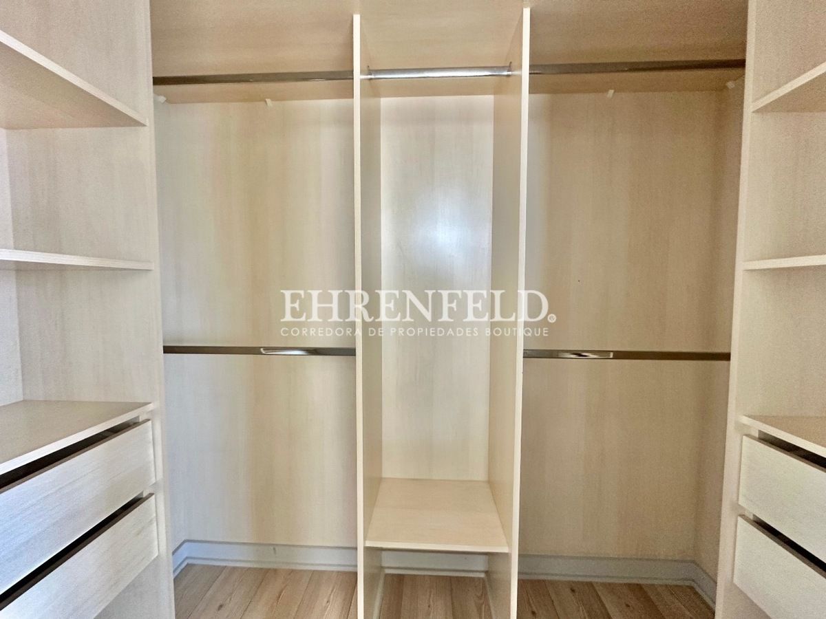 22 de 32: Walk in closet.