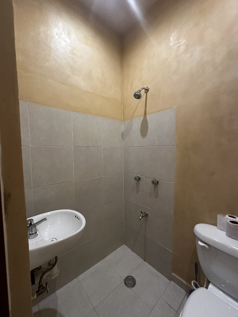 10 of 22: Baño de servicio