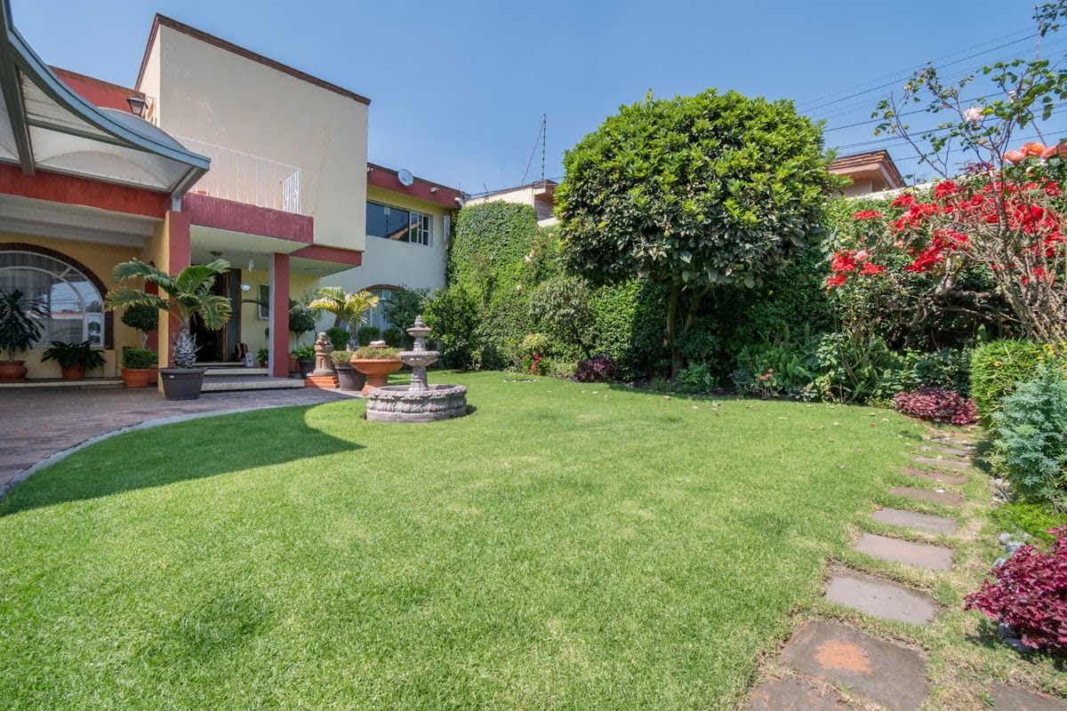 Se vende casa con Alberca en Las Águilas