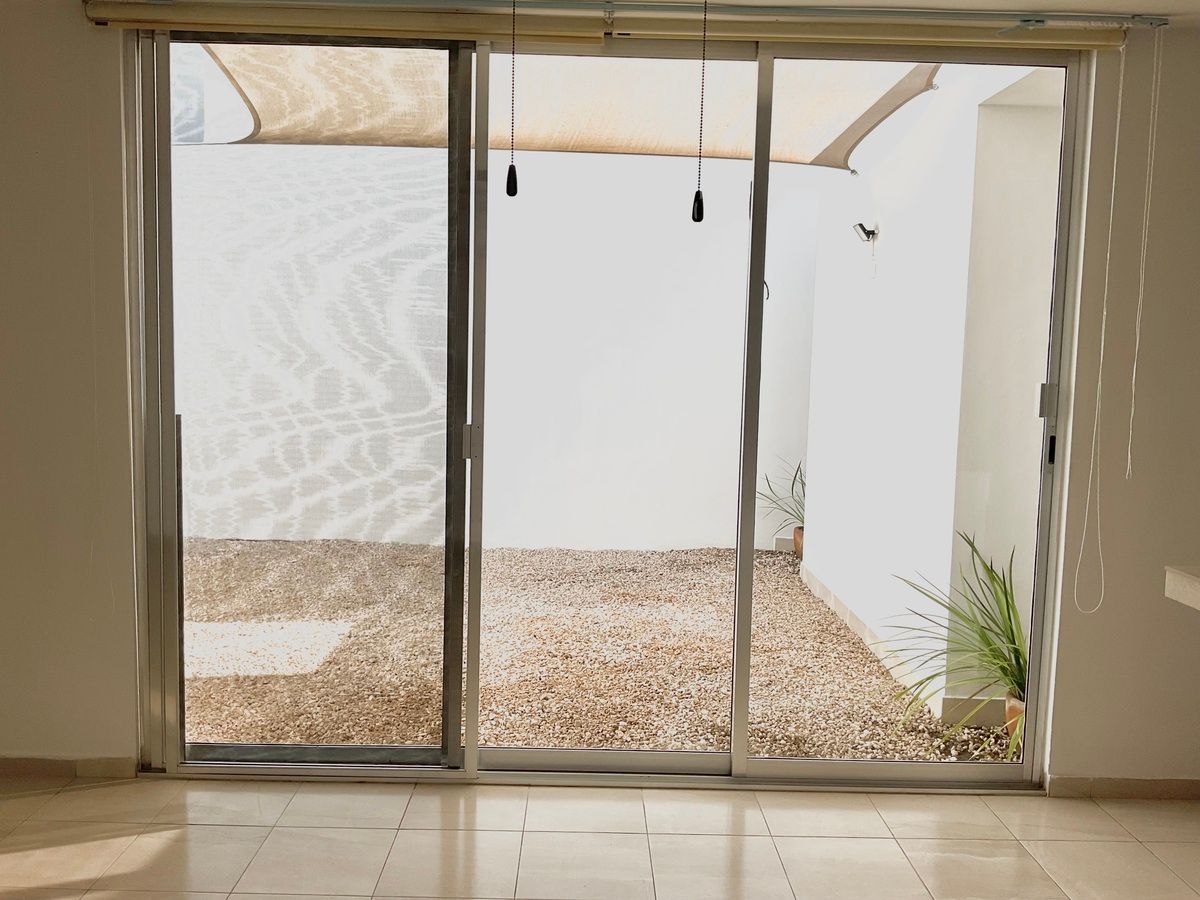 4 of 10: PATIO EXTERIOR