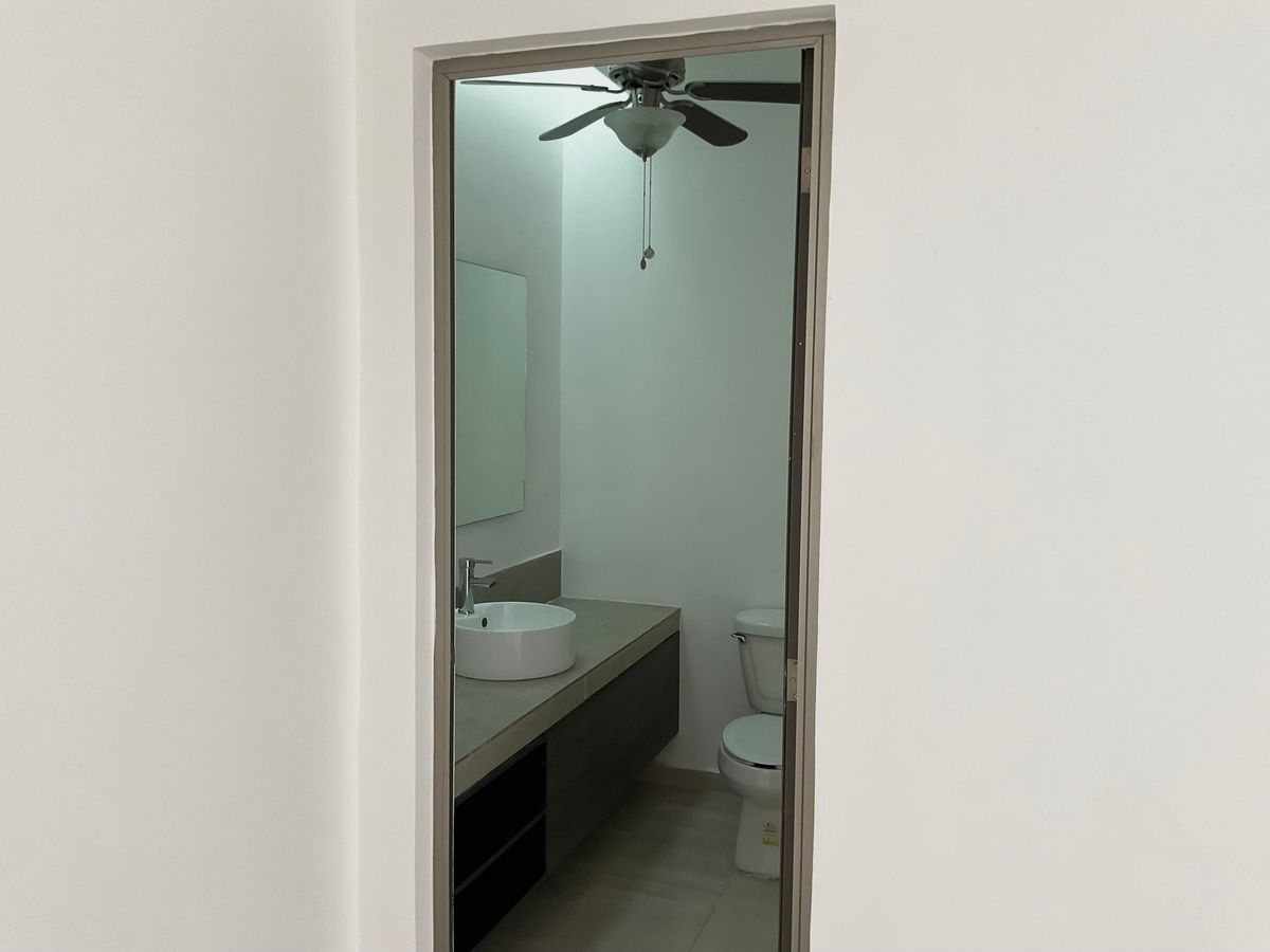 5 of 10: MEDIO BAÑO