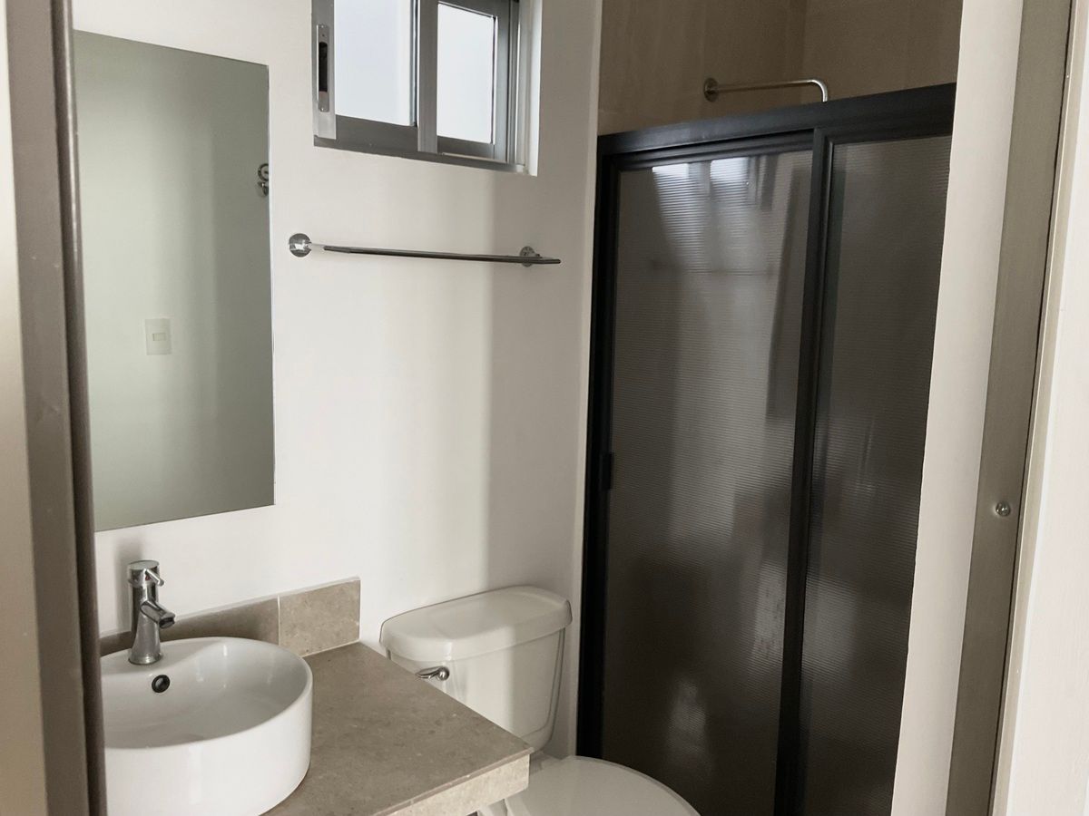 10 of 10: BAÑO COMPLETO