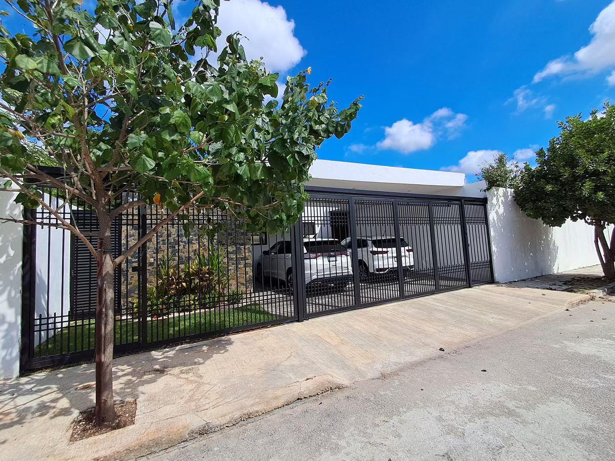 2 of 14: Fachada,Porton Electrico,Cochera 3 Carros(carro no incluyido