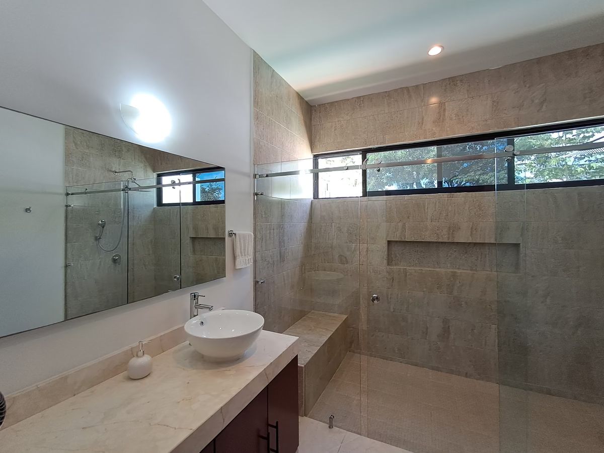 6 de 14: Bano Principal - Ducha Muy Amplia para Parejas o Mayores