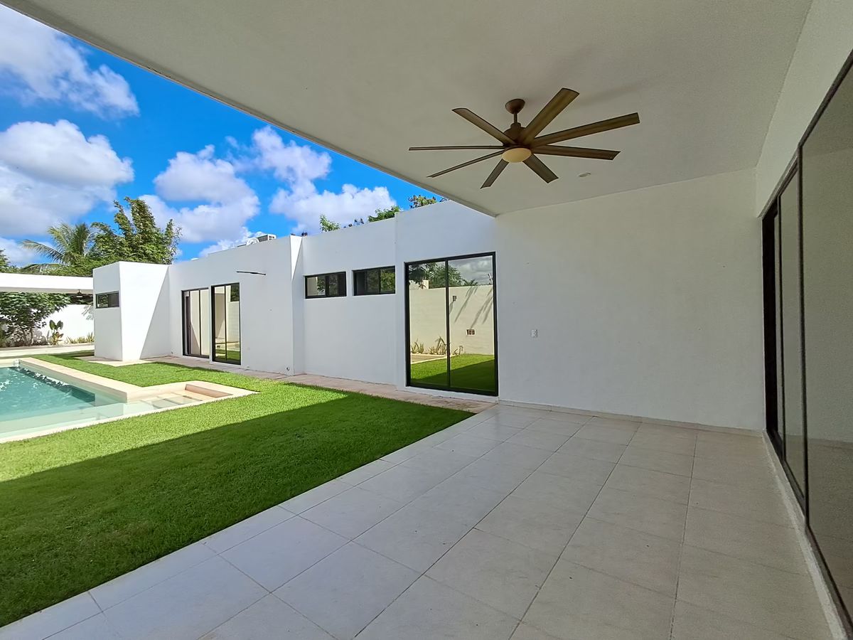 13 de 14: Patio trasero / techado con abanico  , puertas polarizado