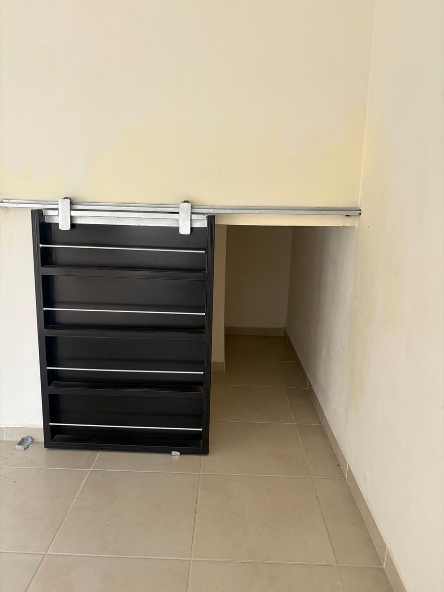 12 de 22: Cuenta con puerta corrediza en bodega