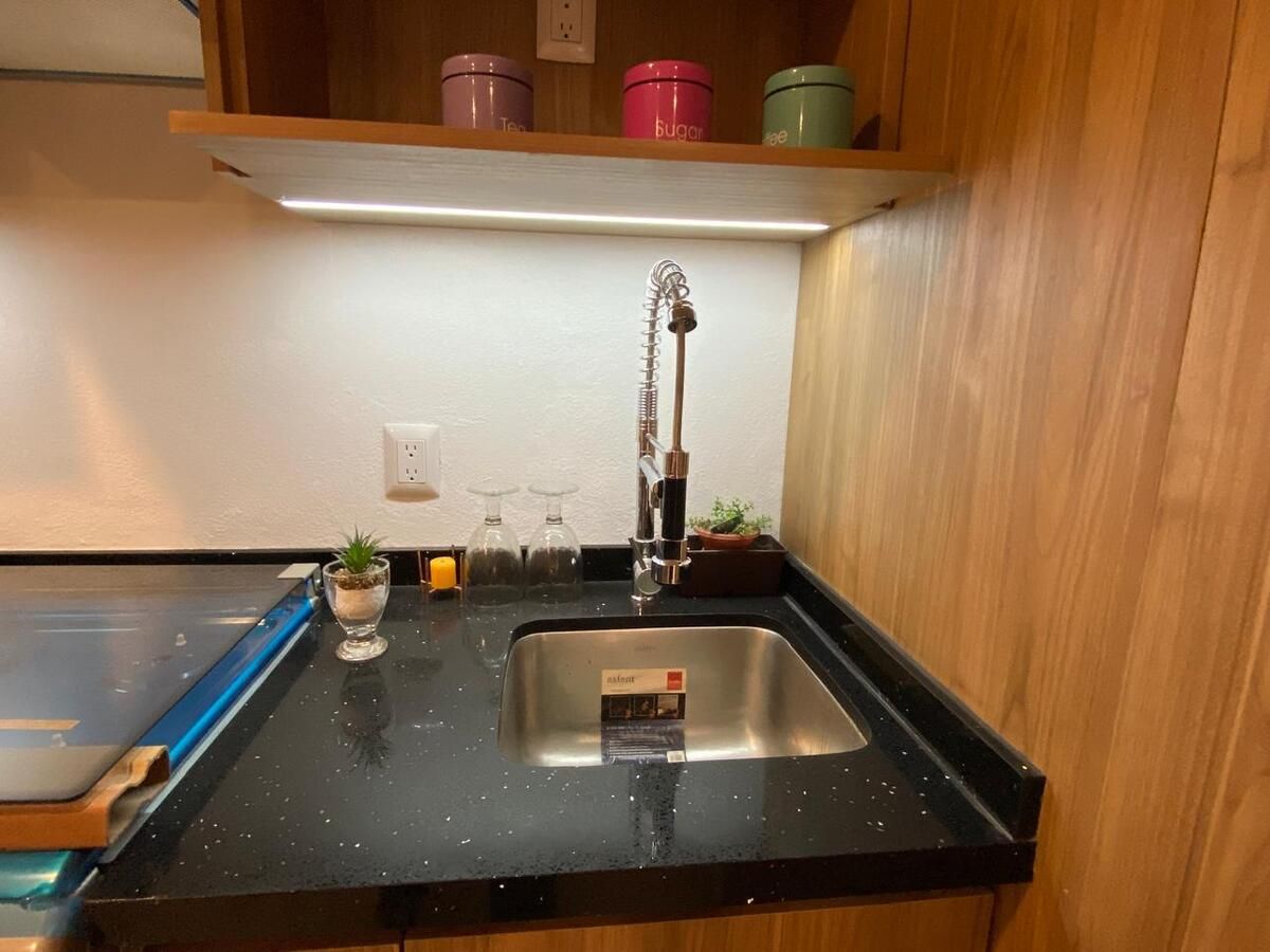 4 of 38: Tarja de acero y barra granito