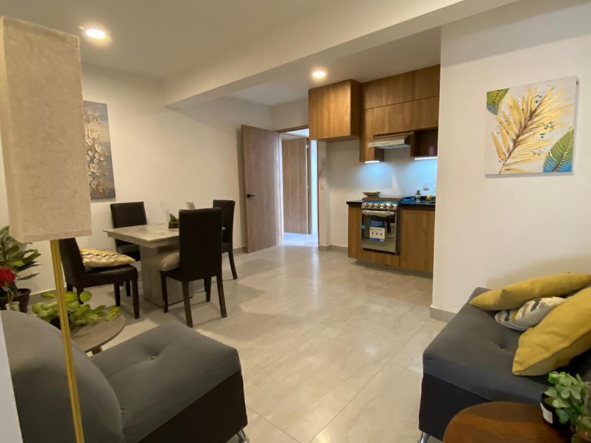 7 of 38: Amplia sala comedor