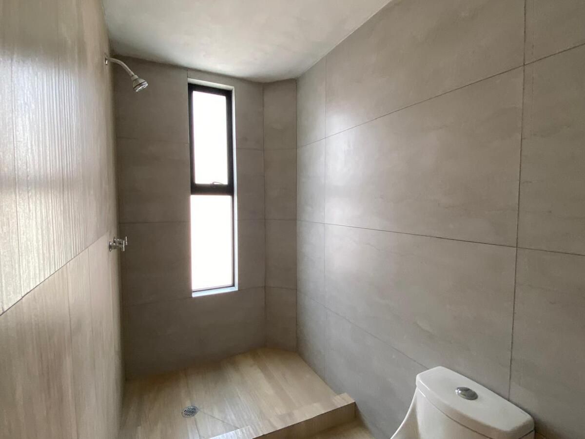 12 of 38: Baño con ventilación natural