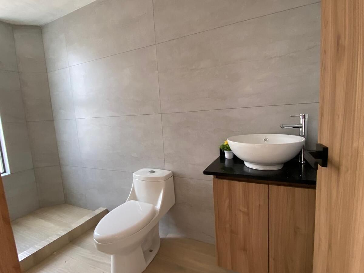 13 of 38: Mobiliario de baño de porcelana