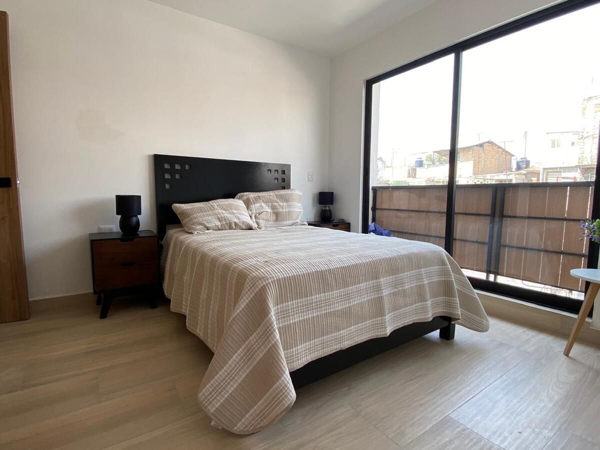 1 of 38: Recámara principal con balcón y baño.