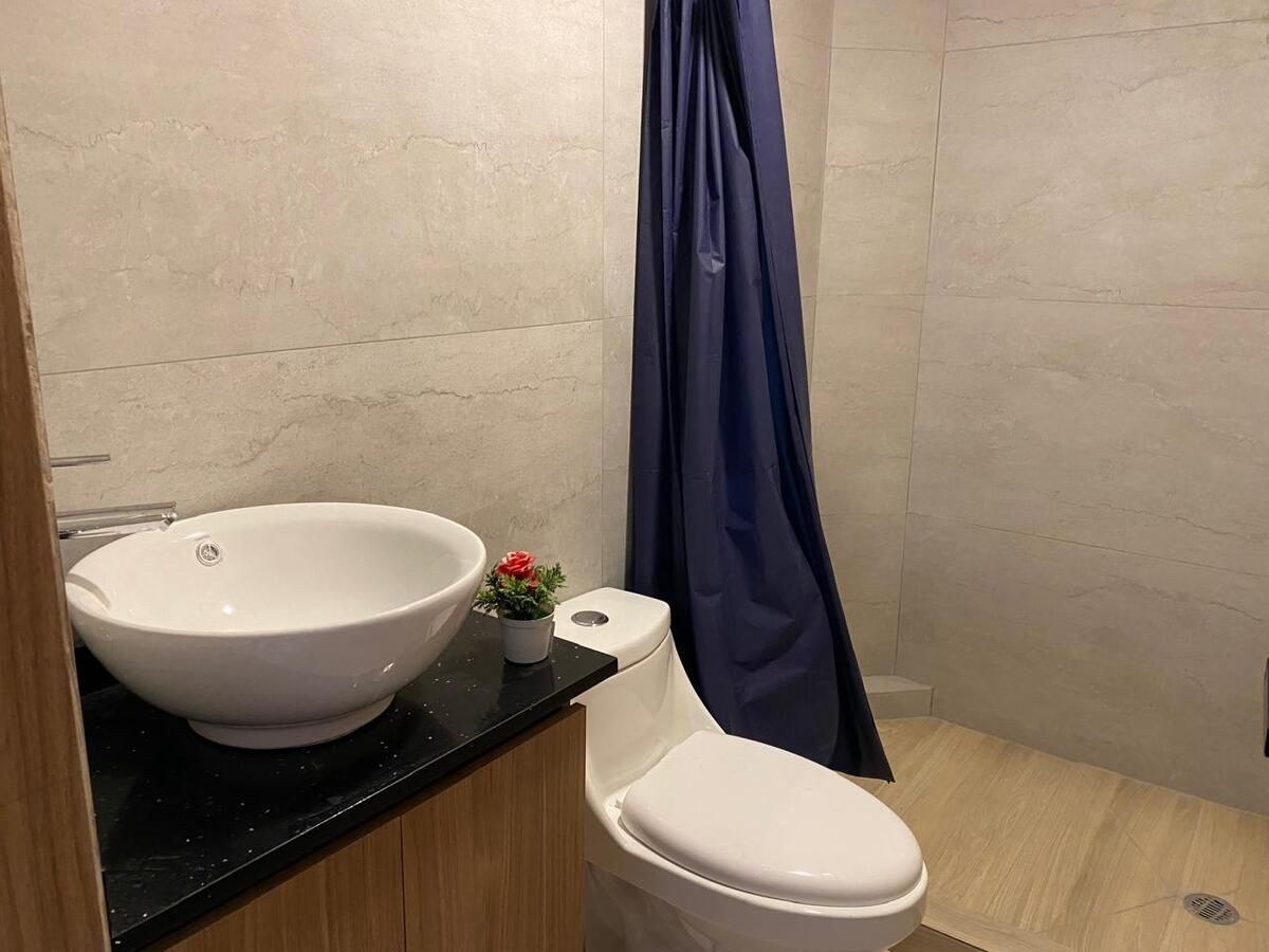 21 of 38: Baño recámara principal