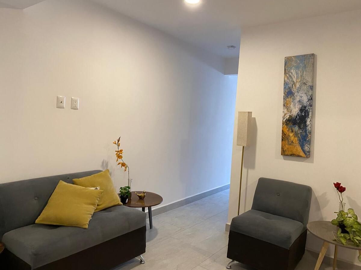 10 of 38: De la sala está el pasillo para recámaras