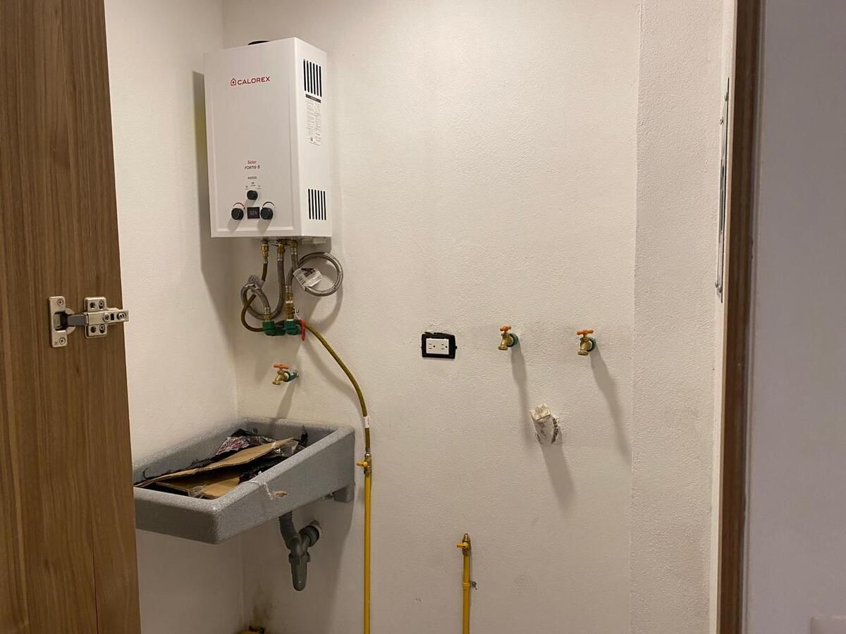 6 of 38: Cuarto de lavado al lado de la cocina