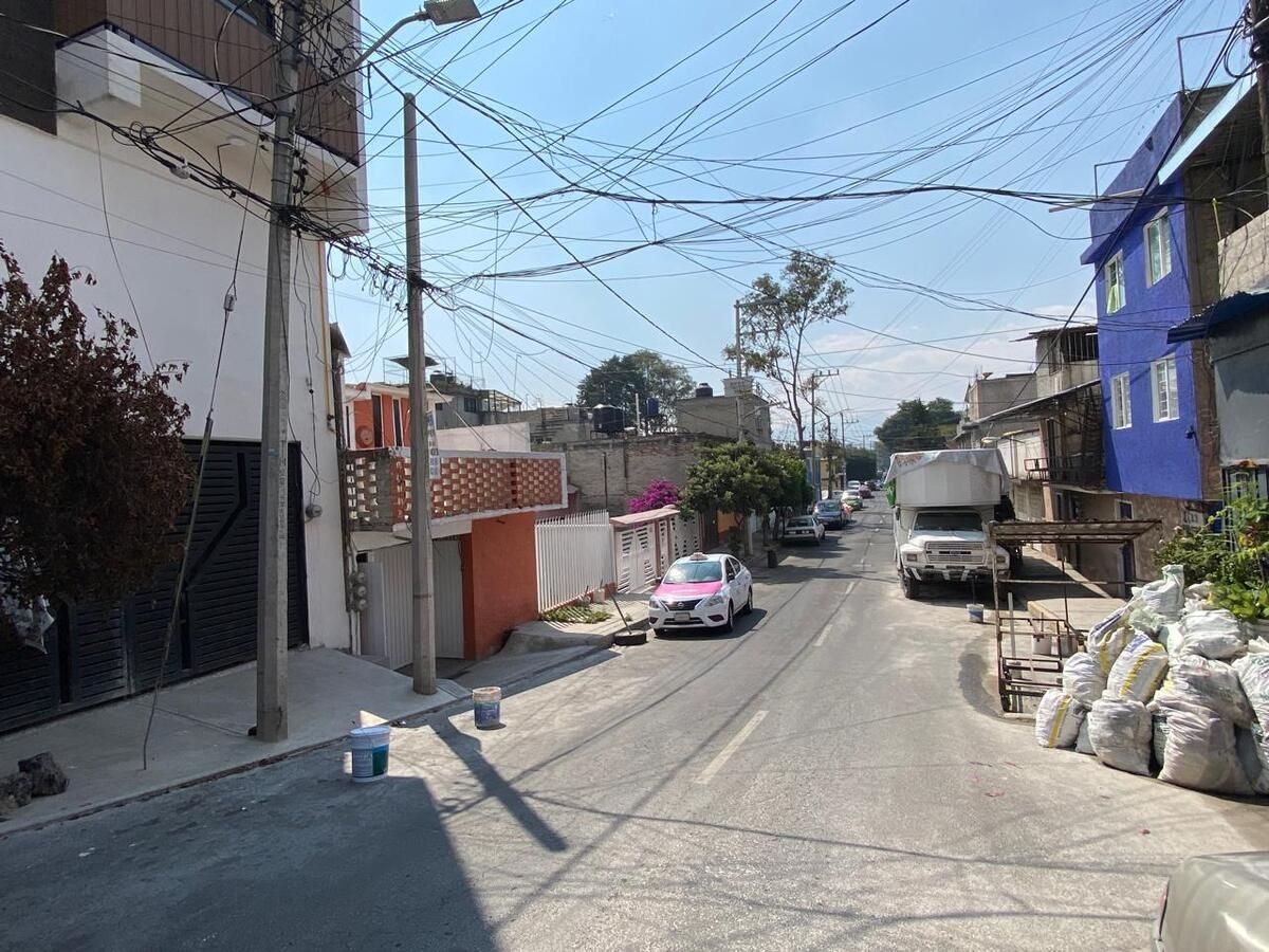 26 of 38: Vista de la calle donde está el edificio