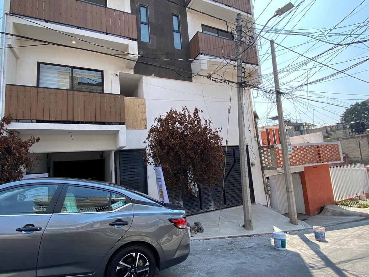 27 of 38: Entrada del edificio