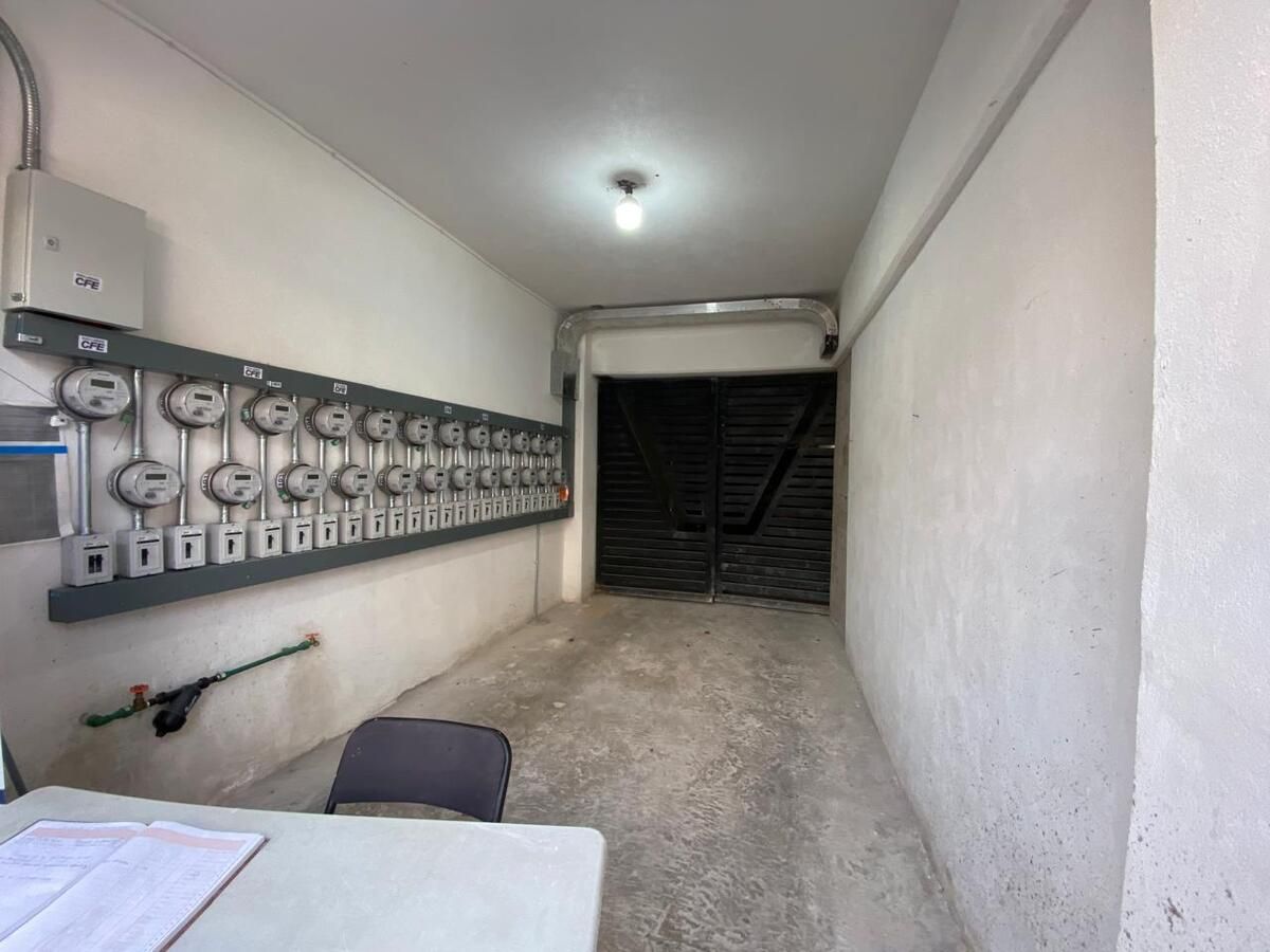 31 of 38: Entrada al estacionamiento y medidores luz