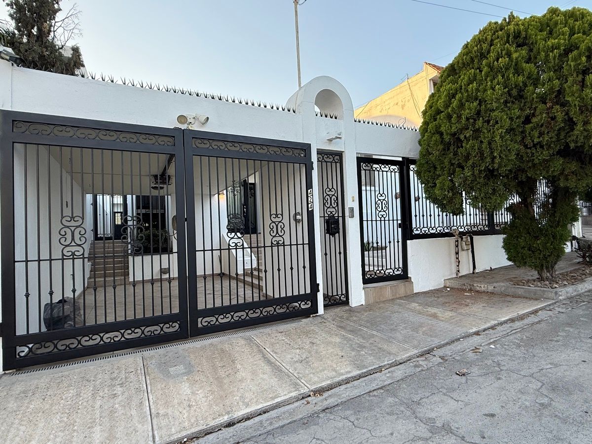 1 of 14: Fachada exterior