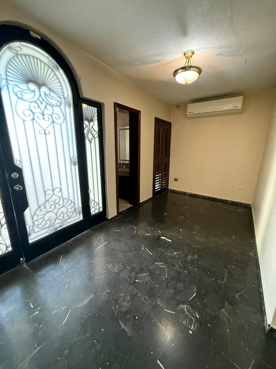 3 of 14: Recibidor con 1/2 baño