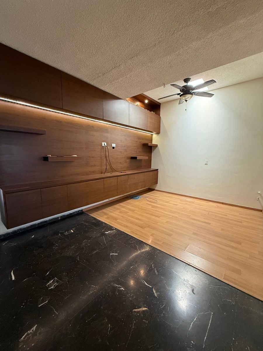 6 of 14: Estancia de TV