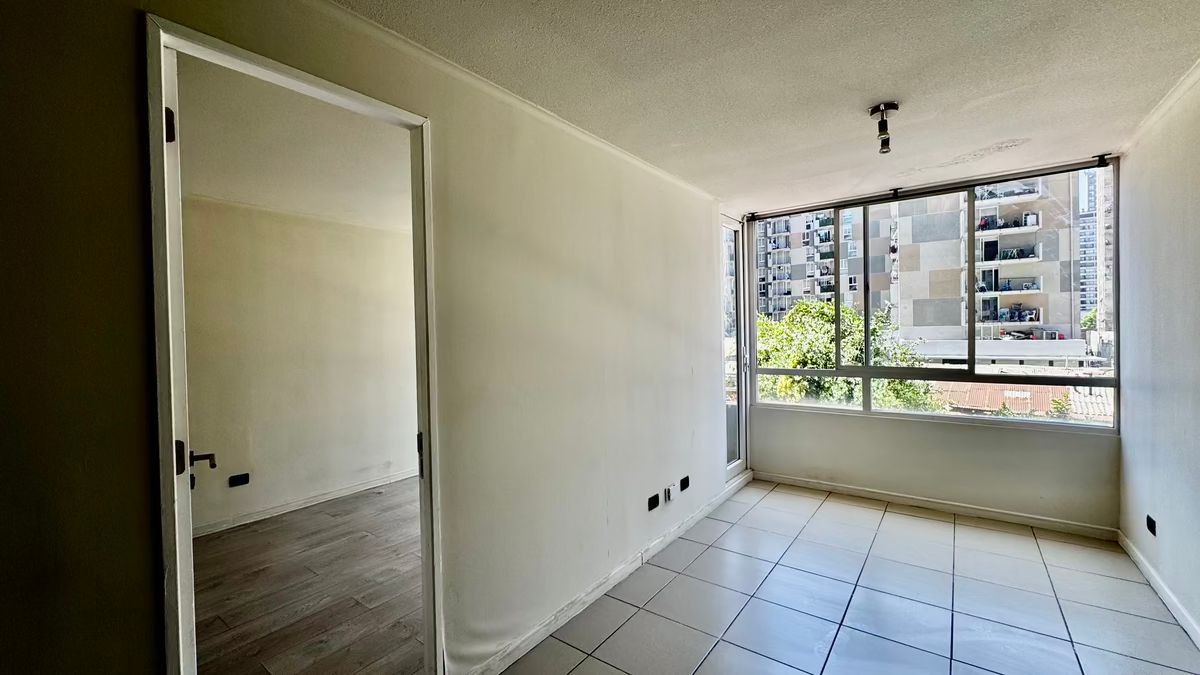 13 de 26: Living + vista parcial dormitorio