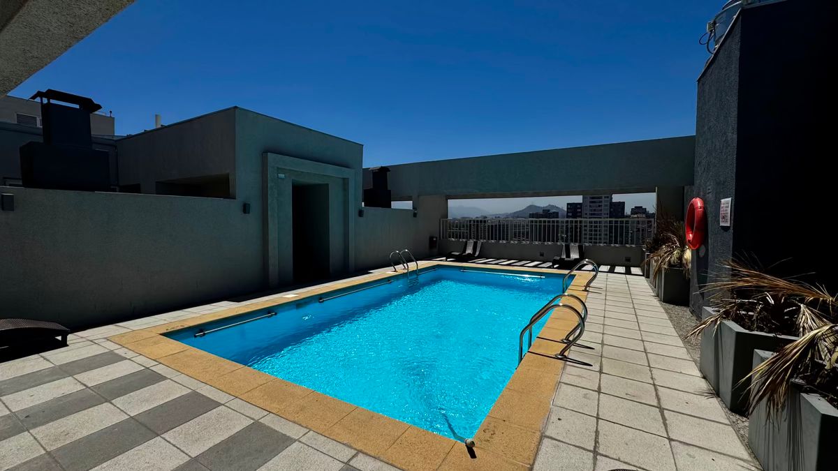 1 de 26: Piscina vista lateral