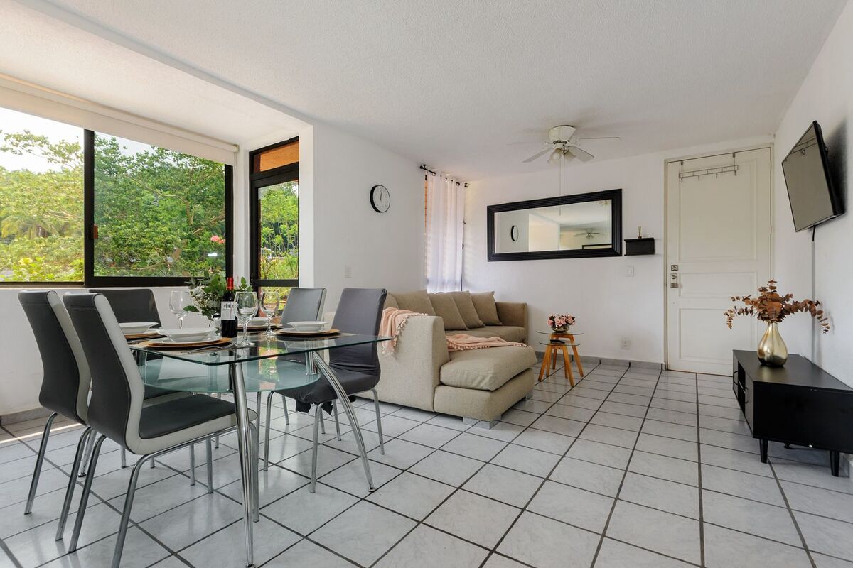 3 of 26: Comedor y sala de T.V departamento en venta col. las Palmas