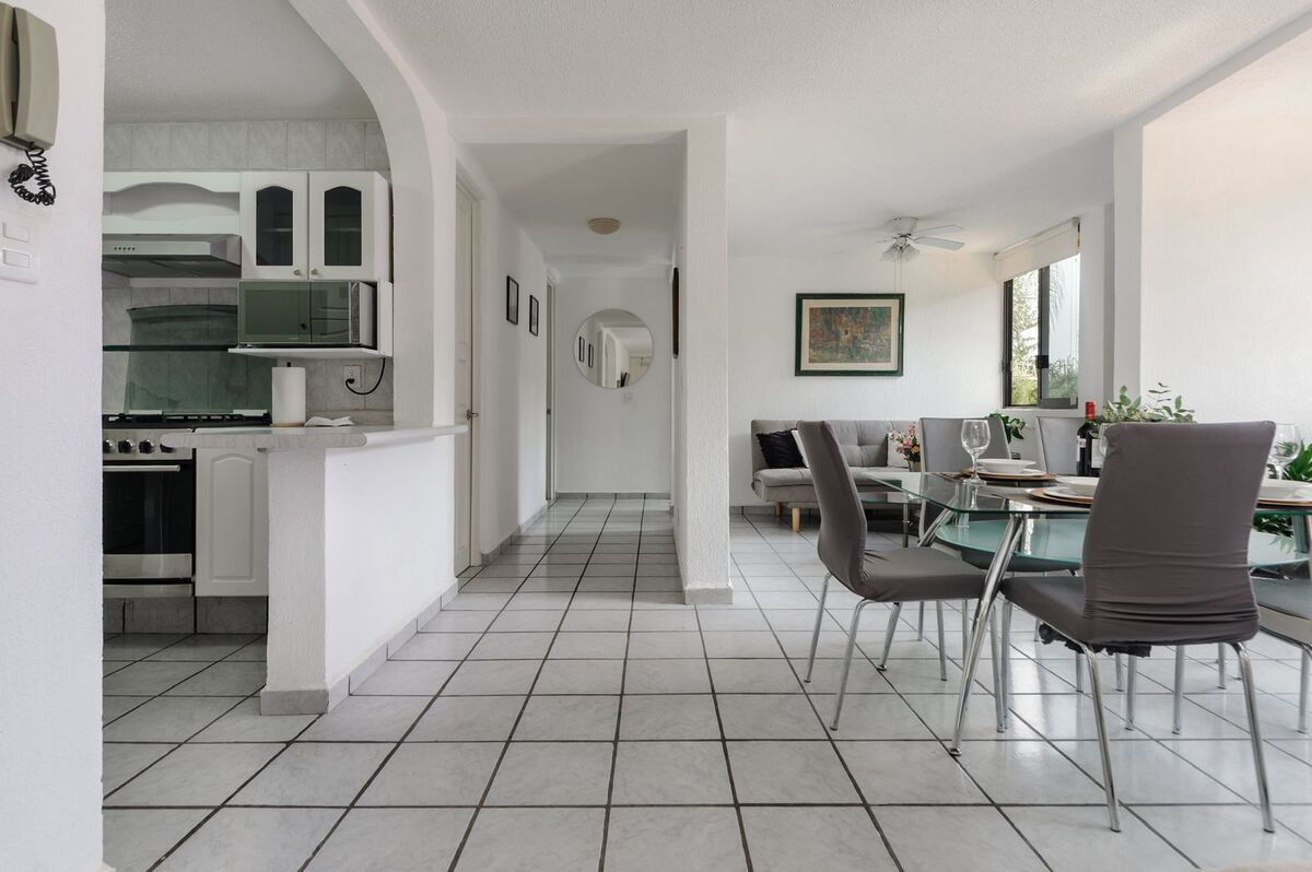 6 of 26: Comedor, cocina y pasillo