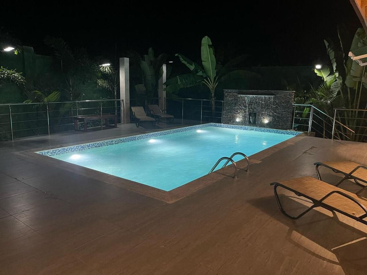 3 de 12: Piscina de noche