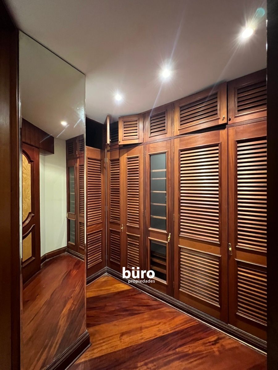 Walk-in closet dormitorio principal, foto 8 de 15