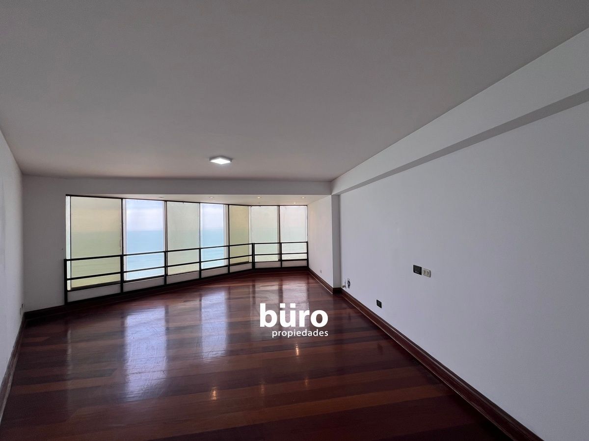 Dormitorio principal con vista la mar, baño y walk in closet, foto 6 de 15