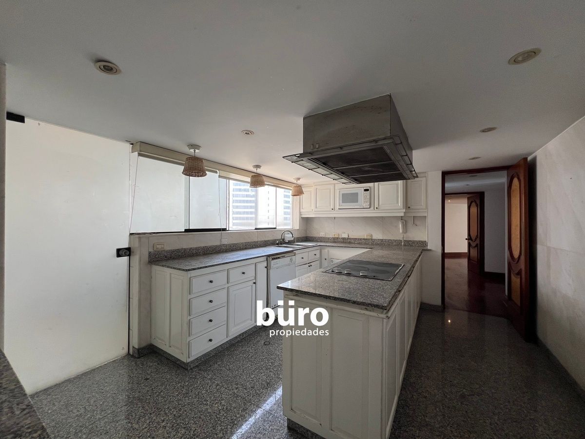 La cocina, al lado de  lavandería, cuarto y baño de servicio, foto 10 de 15