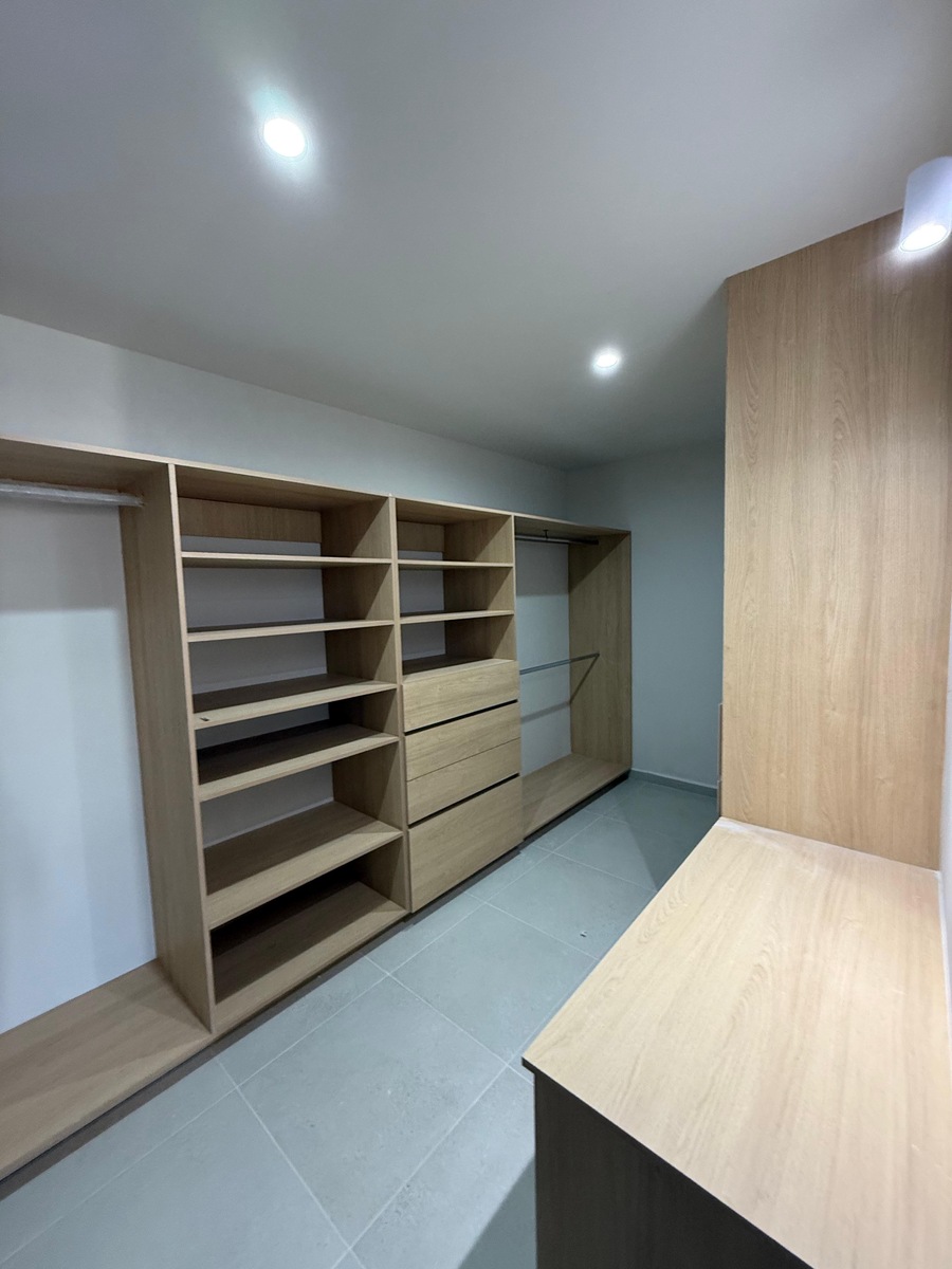 20 of 30: Vestidor Recámara Principal