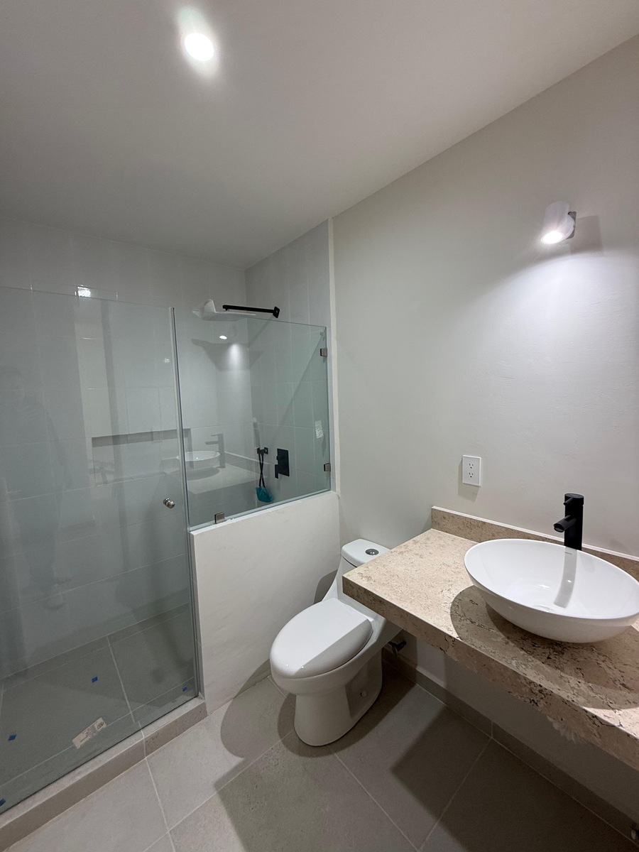 28 of 30: Baño Recámara Principal