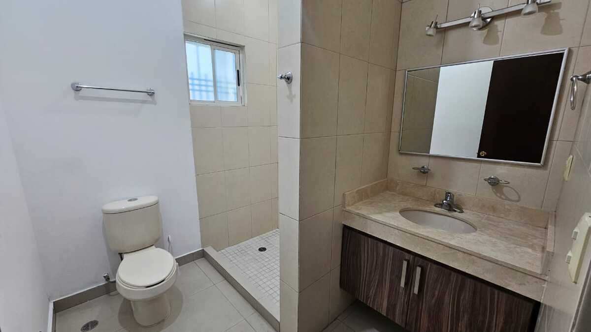 26 de 39: Baño de recámara principal