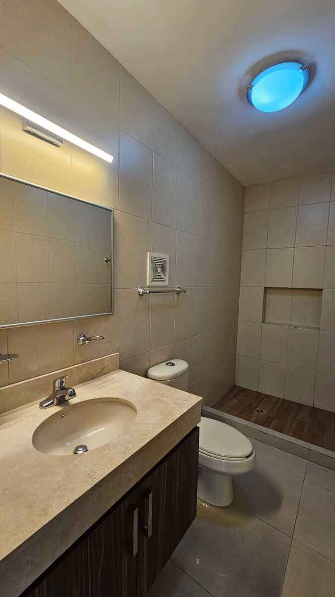 17 de 39: Baño completo en Sótano