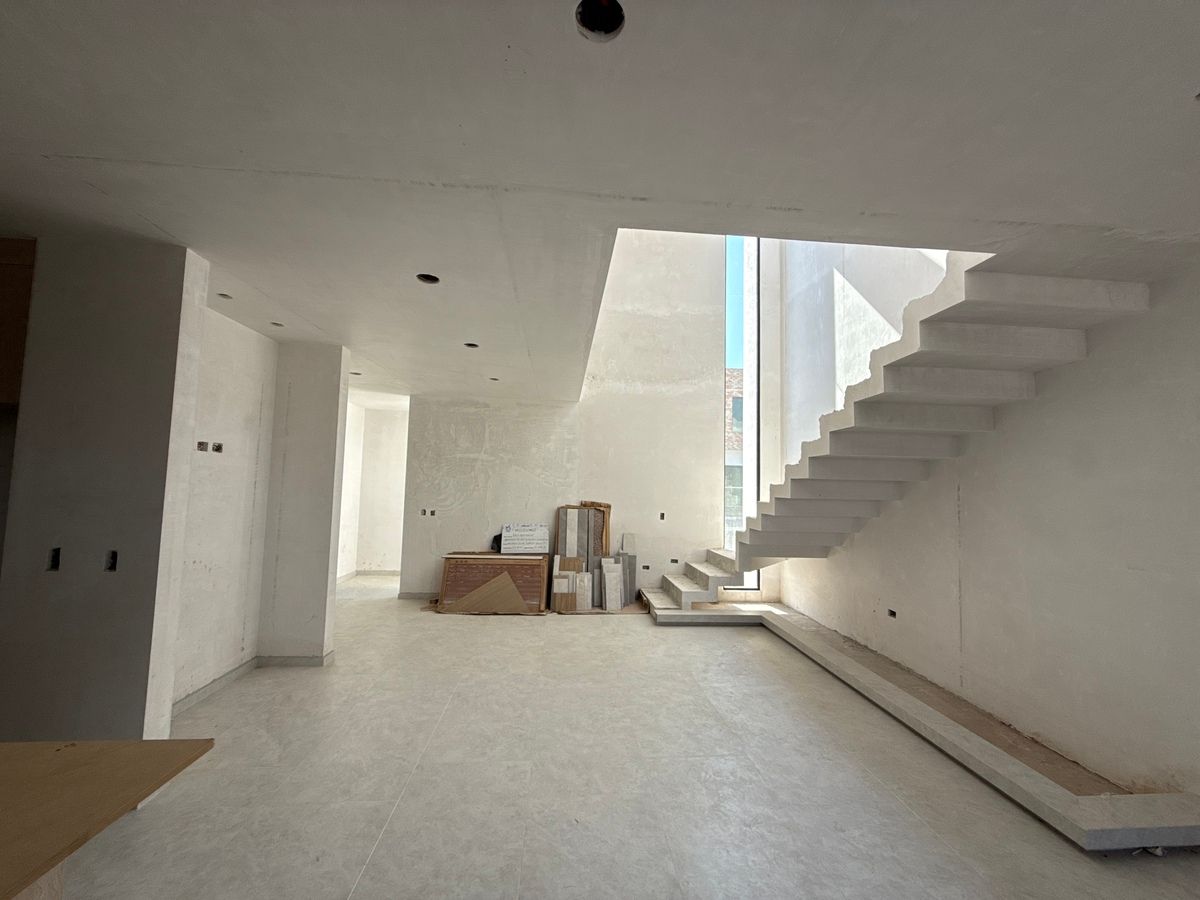 13 of 28: Sala a doble altura