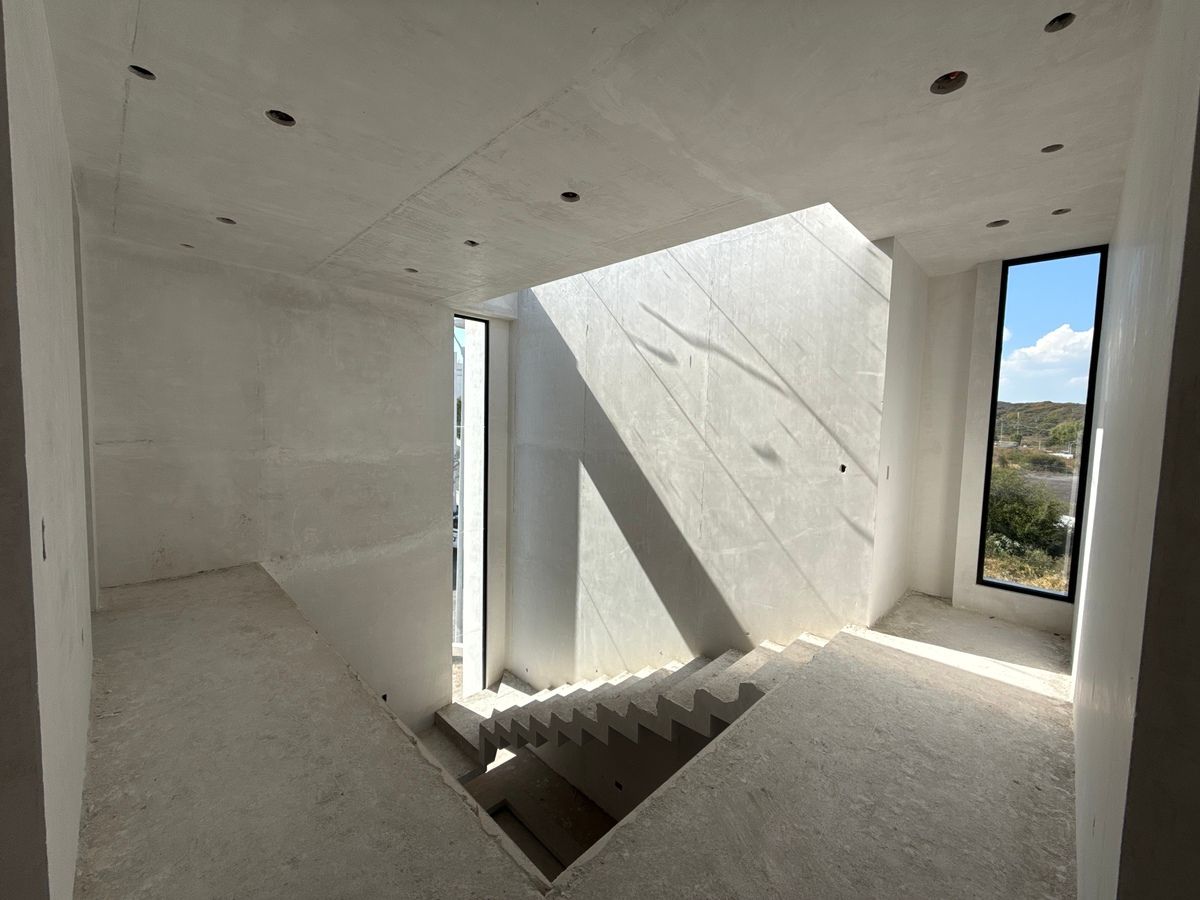 15 of 28: Planta alta, iluminación natural.