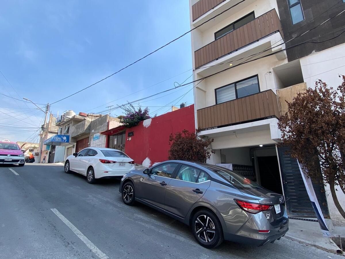 23 of 36: Vista de la calle donde está el edificio